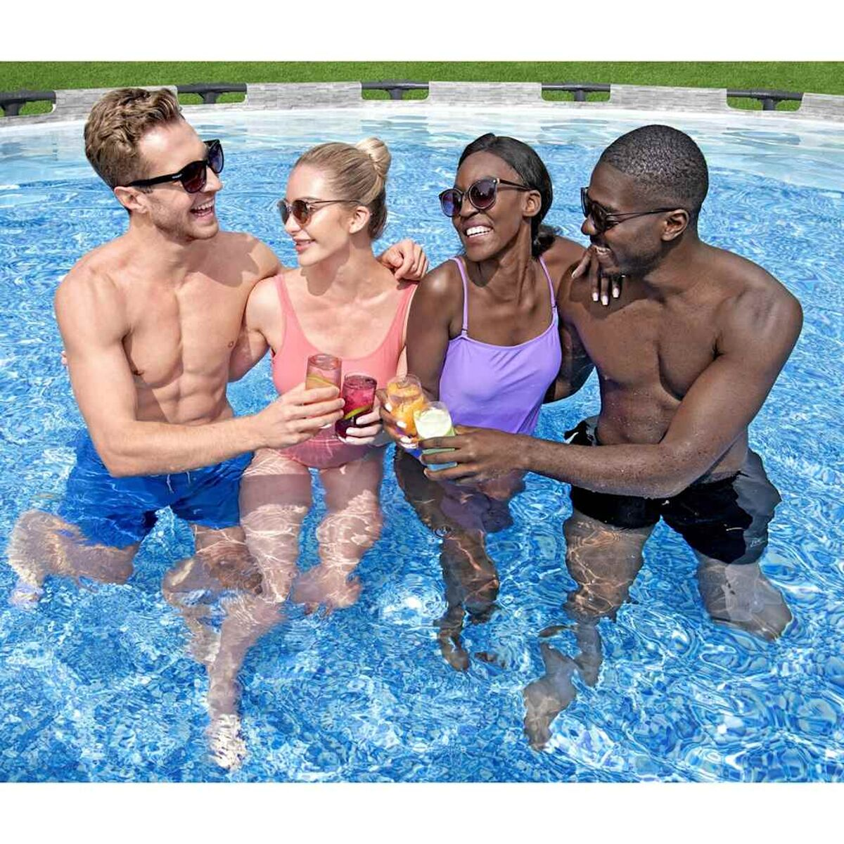 Vier Personen im Pool trinken Cocktails. Sonnenbrillen und Badebekleidung. Blaues Wasser mit Reflexionen.