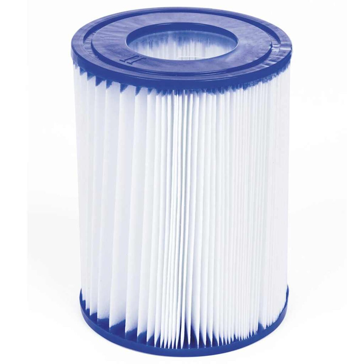 Cartuccia filtrante per piscina. Carta bianca pieghettata con parte superiore e inferiore blu. Sfondo bianco.