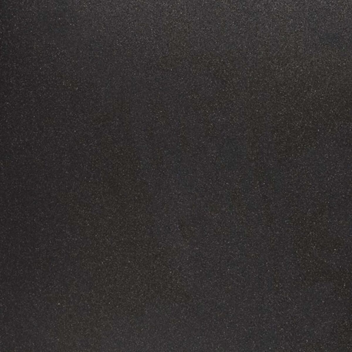 Ein durchgehend schwarzer Hintergrund. Die Oberfläche erscheint leicht strukturiert und matt.