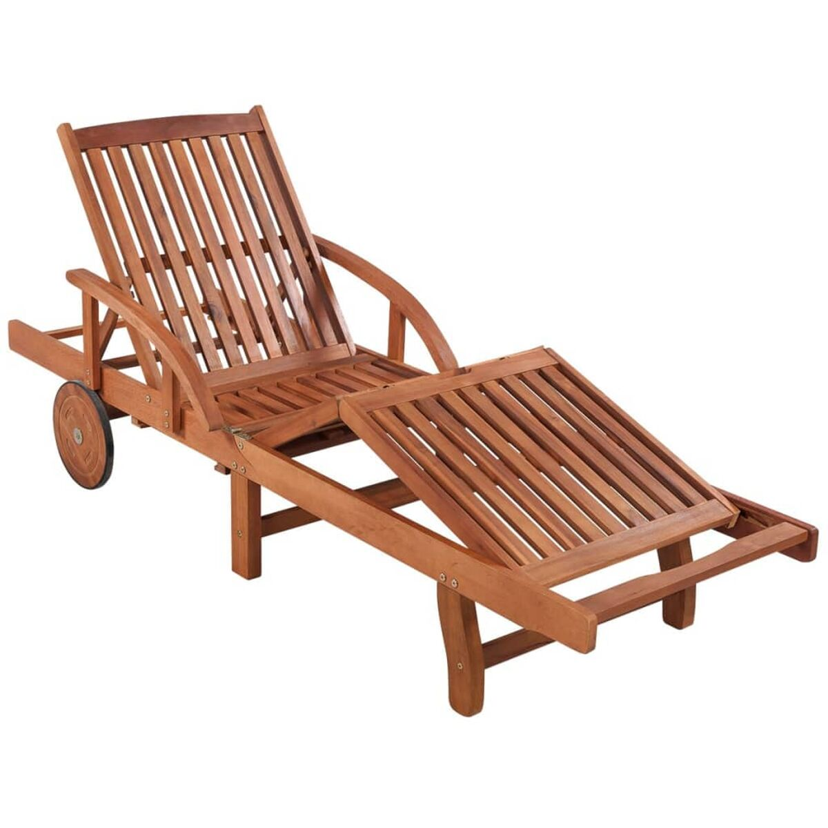 Holz-Chaiselongue mit Rädern, verstellbarer Rückenlehne und Fußstütze, isoliert.