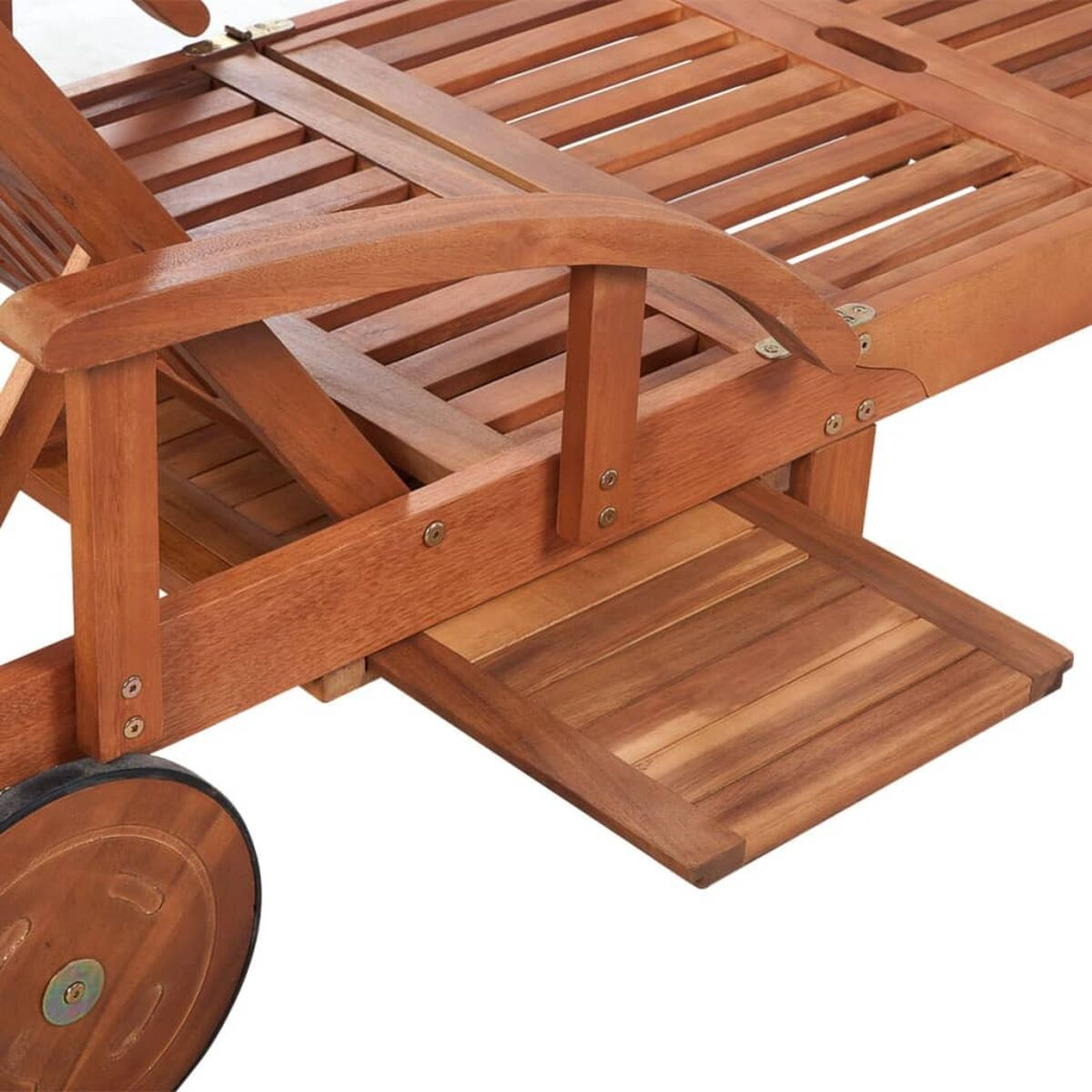 Outdoor-Lounge-Stuhl aus Holz mit ausziehbarem Fußteil und Rädern, braune Farbe.