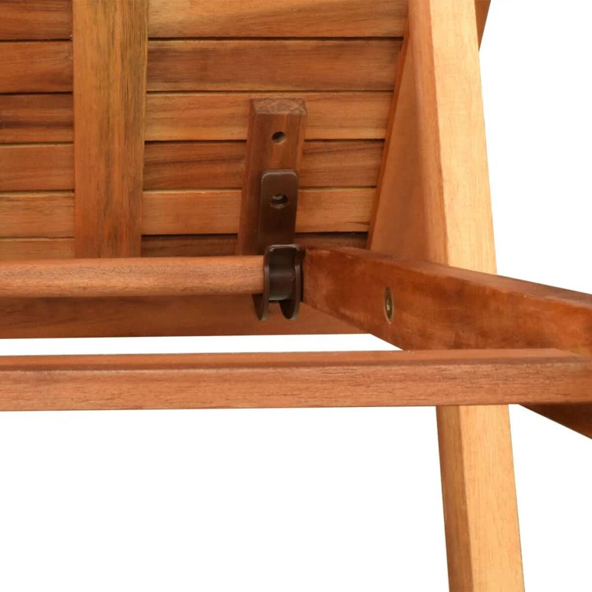 Nahaufnahme der Holzverbindung eines Stuhls, zeigt Struktur und Materialien.