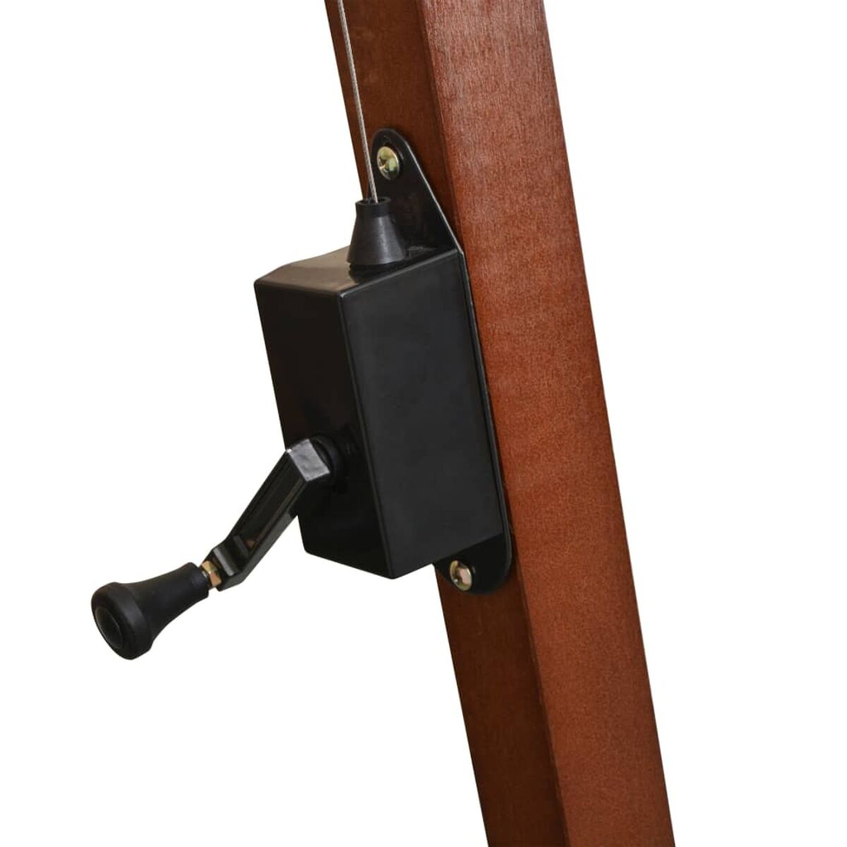 Nahaufnahme des Mechanismus für eine Markise mit schwarzer Kurbel und braunem Stützbalken.