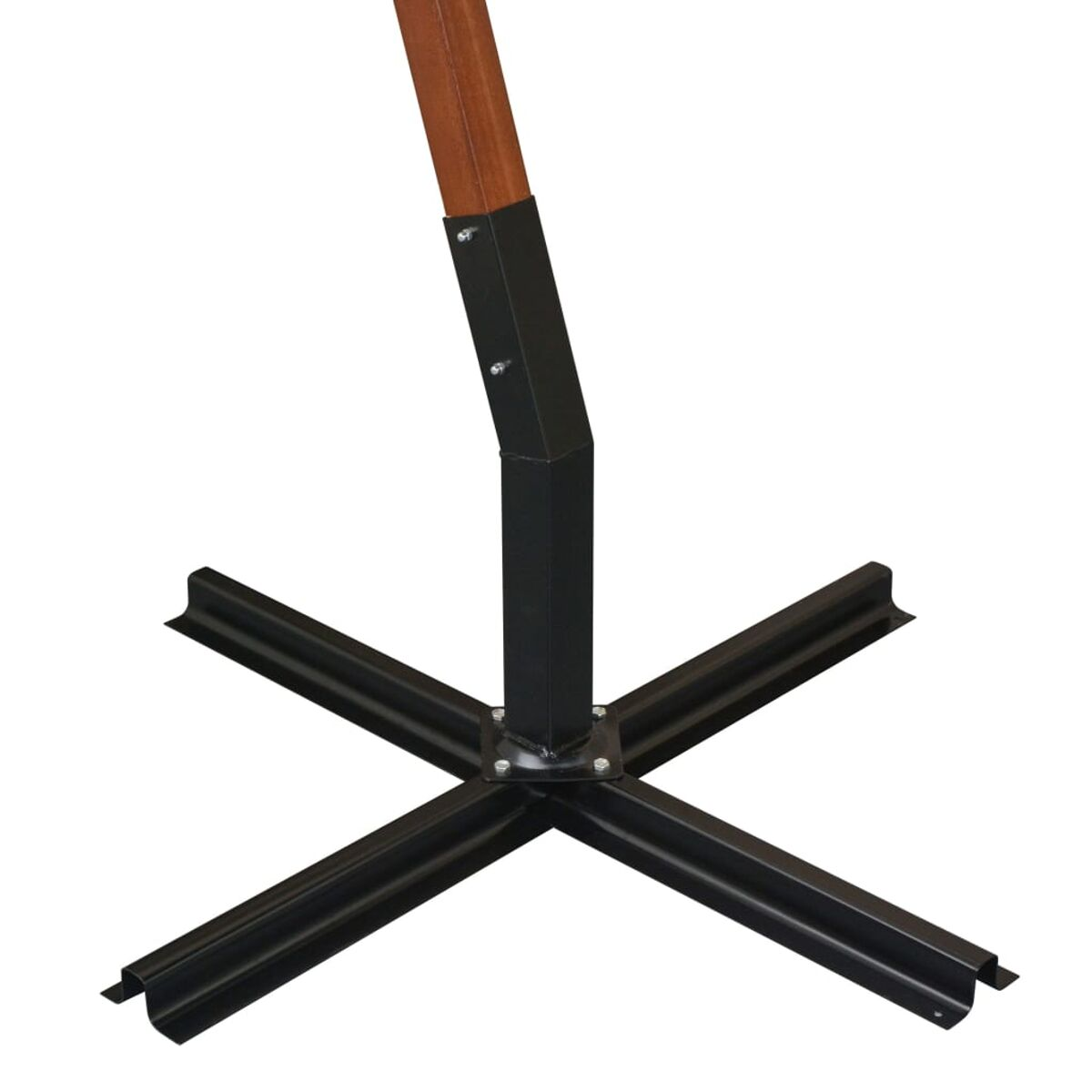 Ein schwarzer Metall-Schirmständer mit einem Holzpfahl daran befestigt.