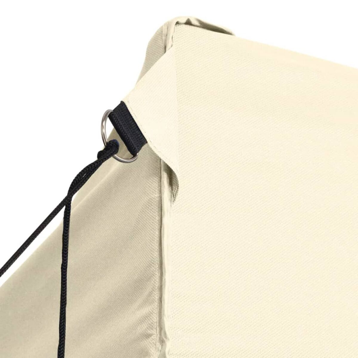 Eine beige Abdeckung auf einer Struktur mit einem schwarzen Seil. Es ist eine Szene im Freien.