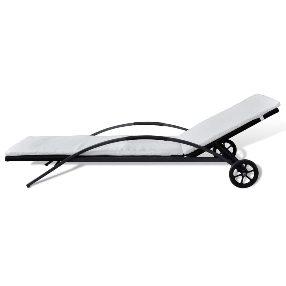 Eine weiß gepolsterte Chaiselongue, schwarzer Rahmen, mit Rädern, vor weißem Hintergrund abgewinkelt.