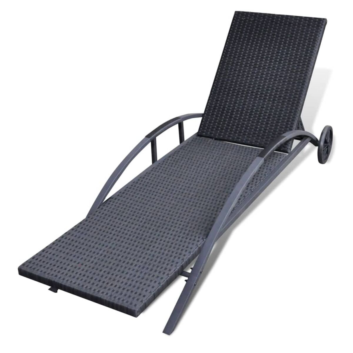 Schwarze Rattan-Sonnenliege mit Kopfstütze und Rädern auf einer Seite. Weißer Hintergrund.