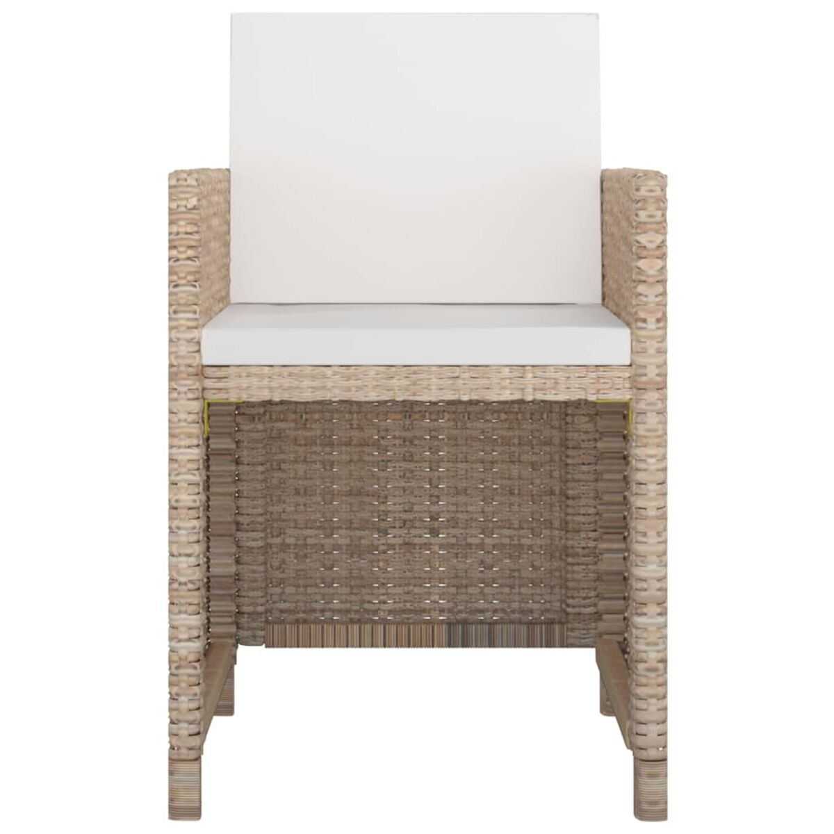 Ein beigefarbener Stuhl im Rattan-Stil mit einem weißen Kissen auf weißem Hintergrund.