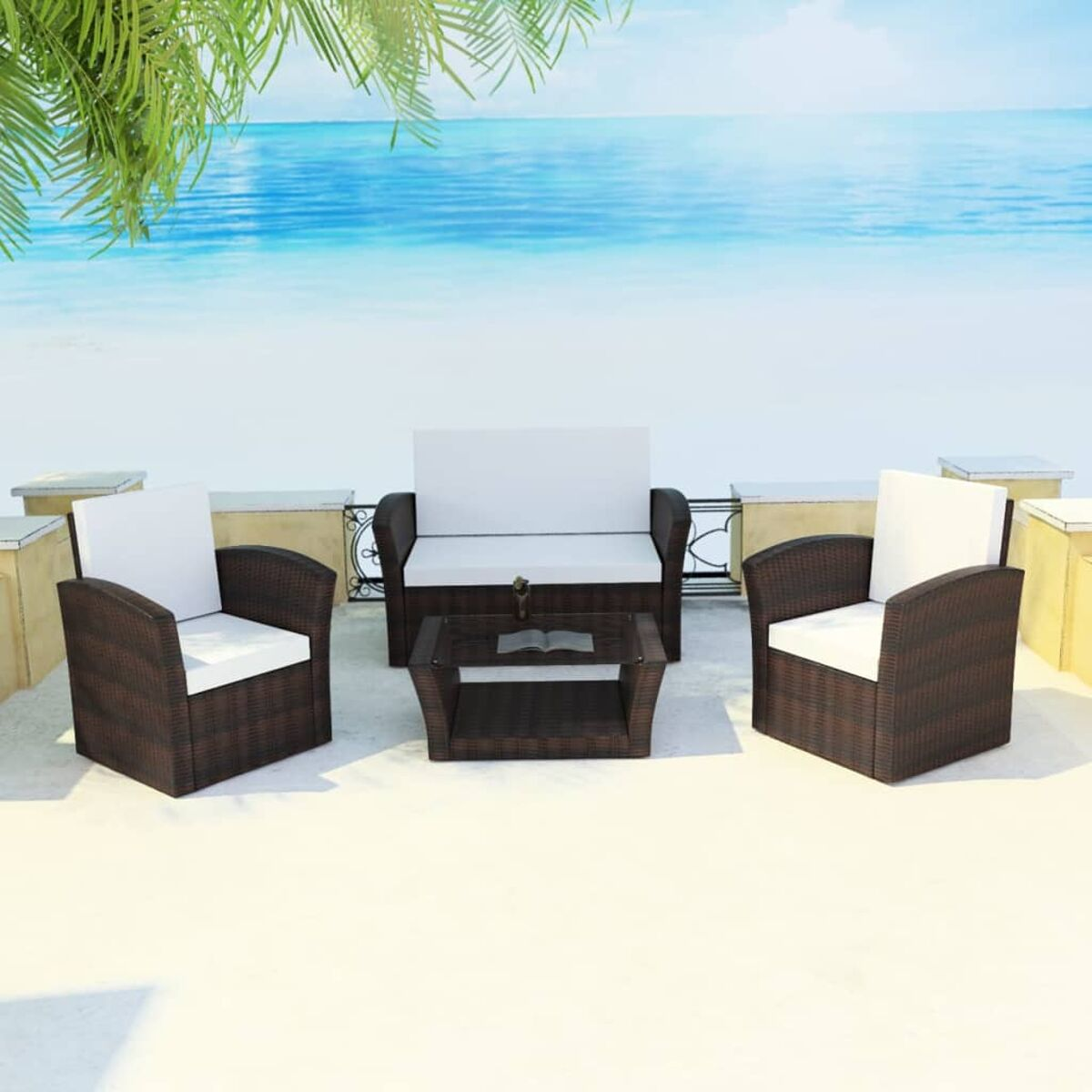 Terrassenmöbel-Set mit Sofa, zwei Sesseln und Tisch; Strand- und Himmels-Hintergrund.
