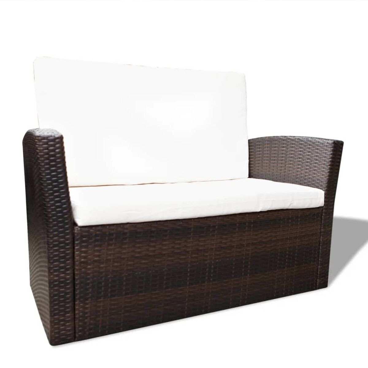 Ein braunes Korbmöbelsofa mit weißem Kissen und Rückenlehne. Es ist auf weißem Hintergrund isoliert.