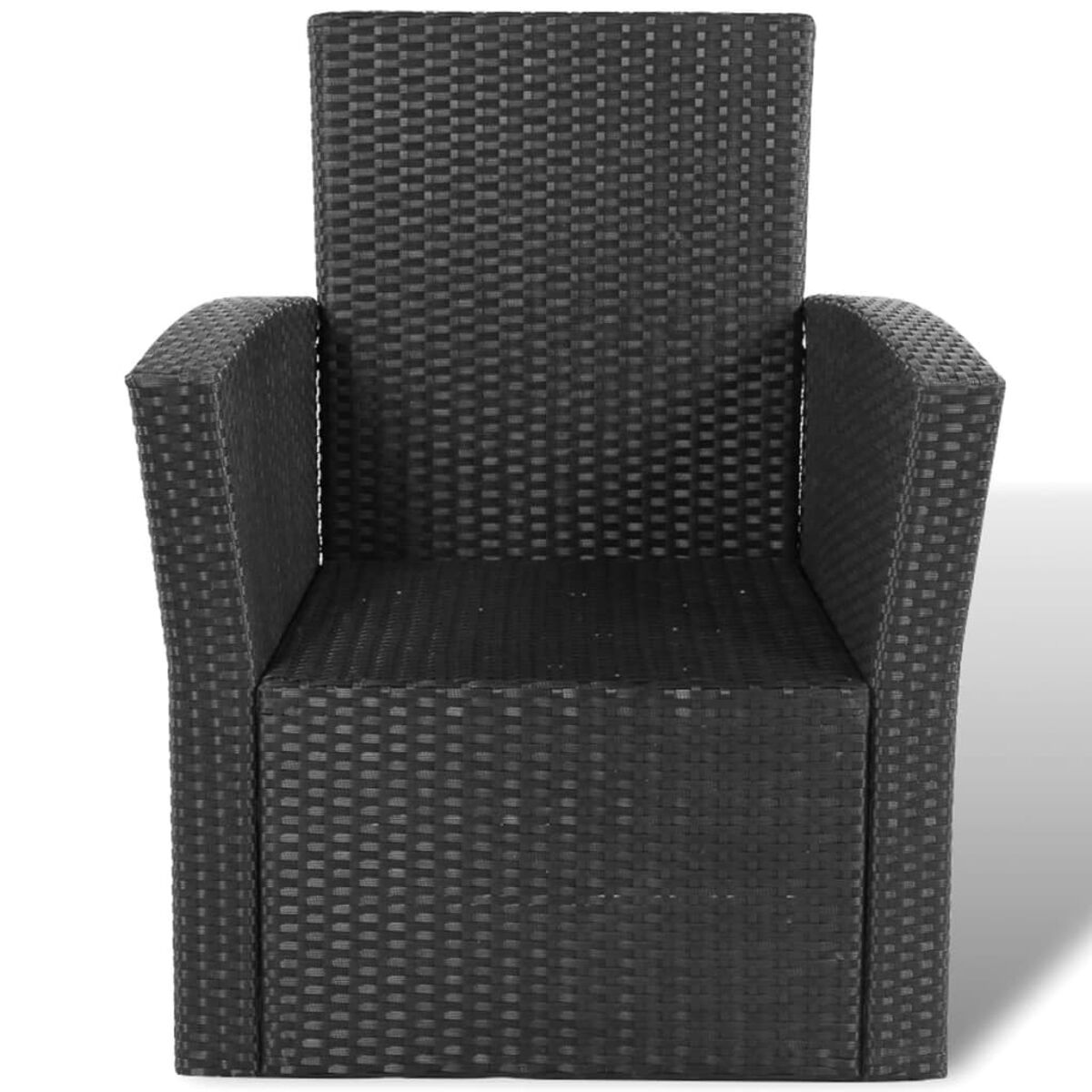 Ein schwarzer Rattan-Stuhl. Er hat eine hohe Rückenlehne, Armlehnen und einen quadratischen Sitz.
