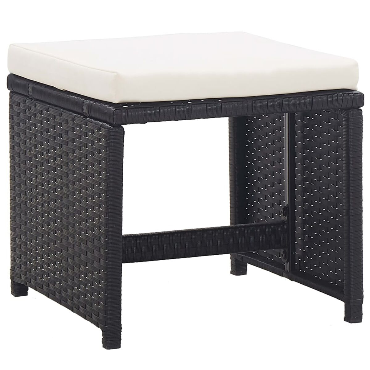 Hocker aus Korbgeflecht mit weißem Kissen. Schwarzes Webmuster. Quadratische Form, stabiles Design.