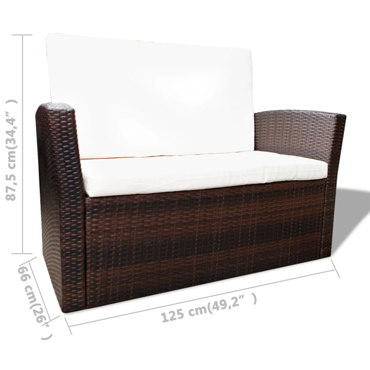 Geflochtenes Outdoor-Sofa mit weißen Kissen. Abmessungen beschriftet. Weißer Hintergrund.