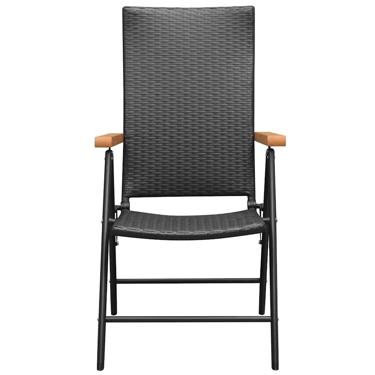 Schwarzer gewebter Outdoor-Stuhl mit Holzarmlehnen. Der Stuhl hat eine hohe Rückenlehne und ein schwarzes Metallgestell.