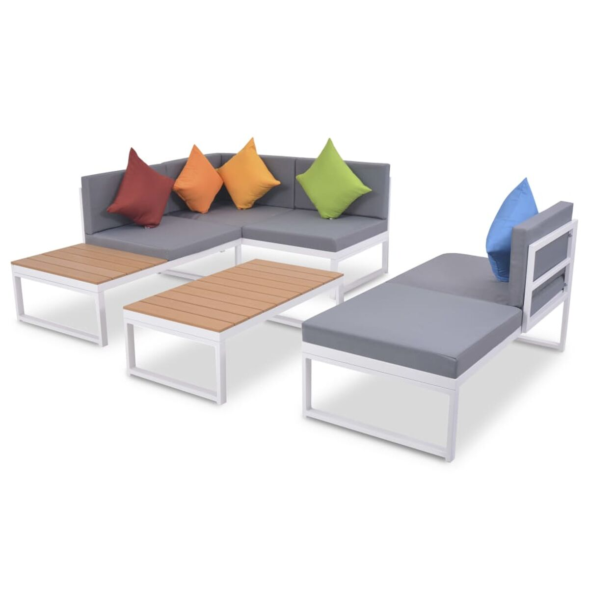 Outdoor-Ecksofa mit grauen Kissen, Holztischen und bunten Kissen.