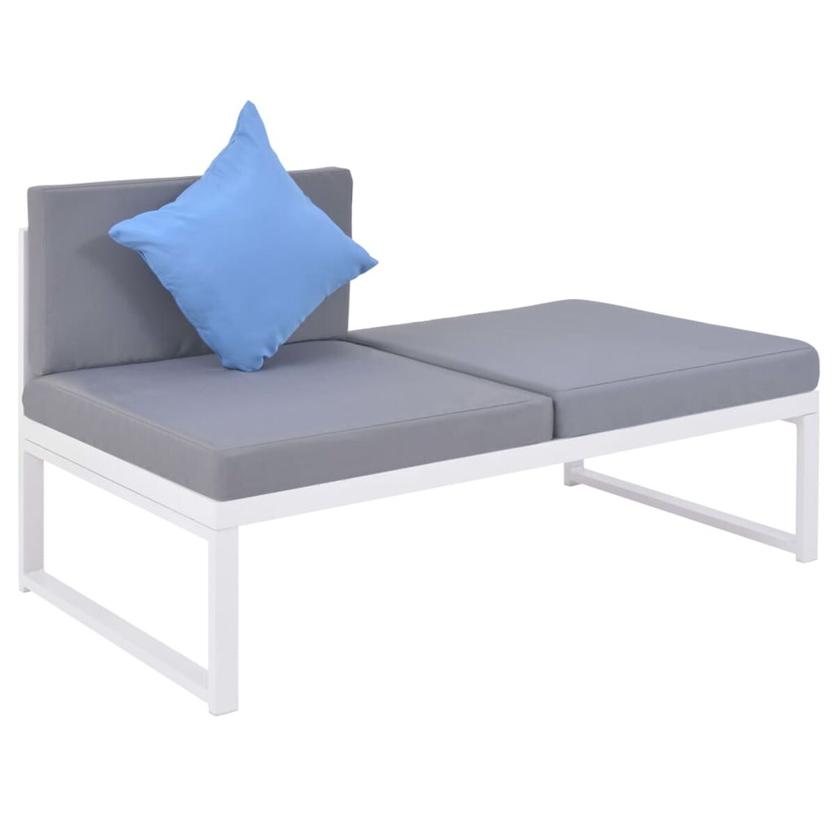 Ein weiß gerahmtes, grau gepolstertes Outdoor-Sofa mit blauem Kissen.