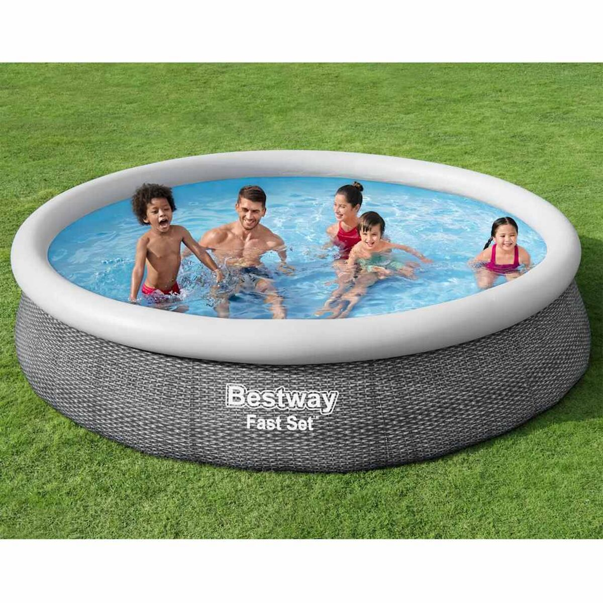 Eine Familie in einem runden, oberirdischen Pool. Wasser blau, Gras grün.