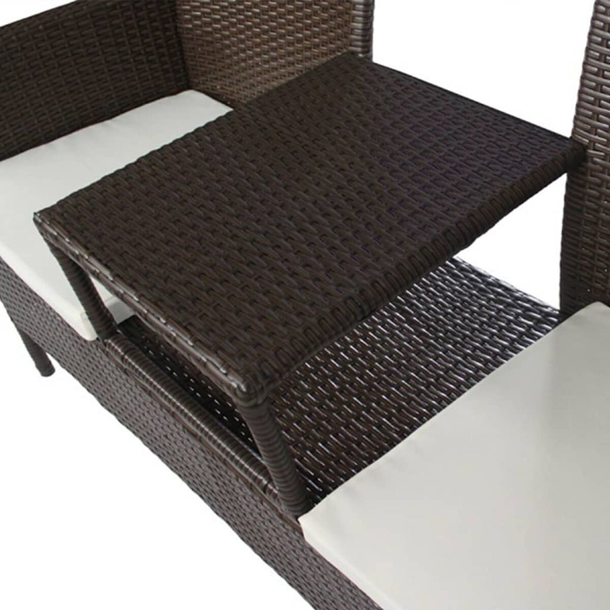 Braunes Korbsessel mit Tisch. Weiße Kissen. Weißer Hintergrund.