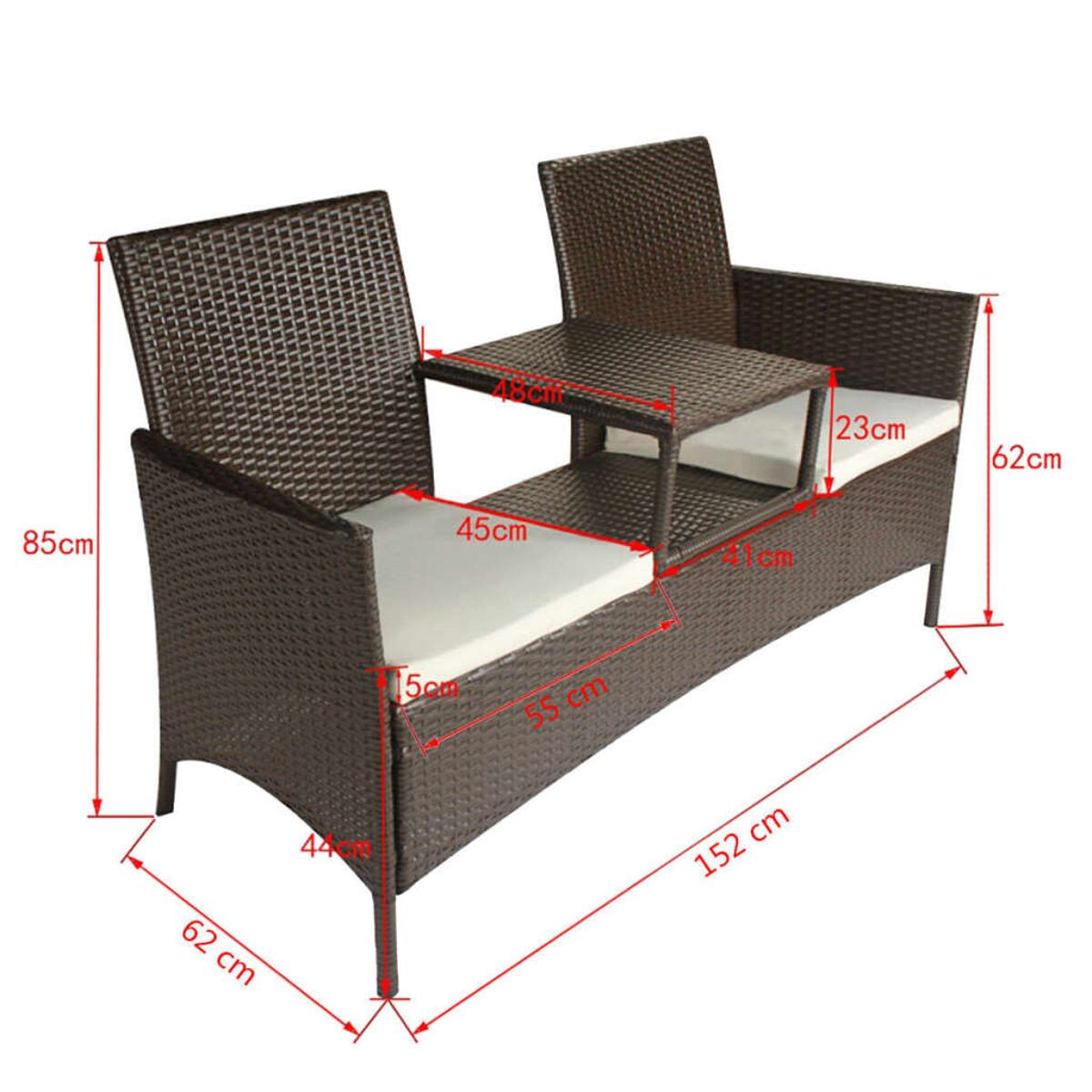 Braunes Rattan-Sofa mit Abmessungen in cm. Hat zwei Sitze, einen Tisch und weiße Kissen.