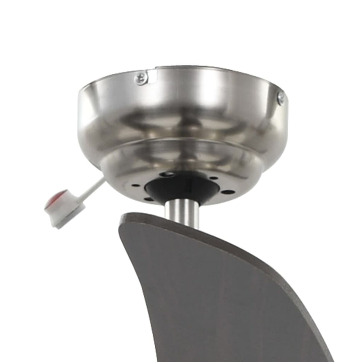 Primo piano del motore, della pala e del cablaggio di un ventilatore da soffitto, sfondo bianco.