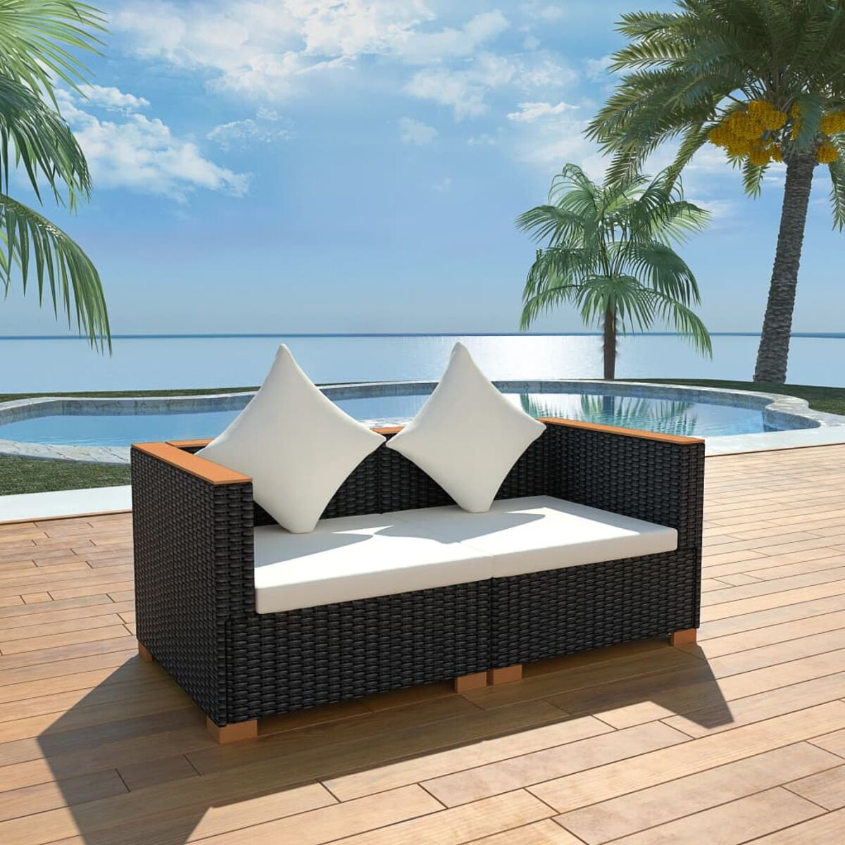 Ein schwarzes Outdoor-Sofa mit weißen Kissen, auf einem Holzdeck in der Nähe eines Pools.