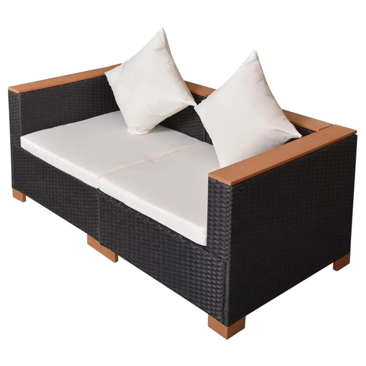 Ein schwarzes Outdoor-Sofa aus Korbgeflecht mit zwei weißen Kissen und Holzarmlehnen.