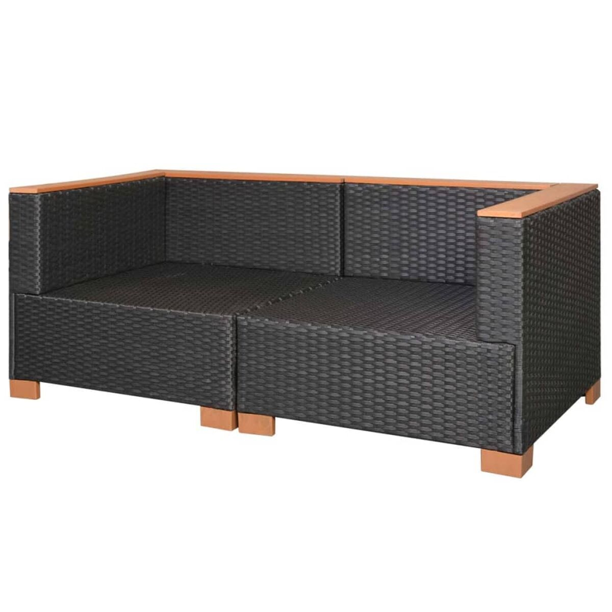 Ein schwarzes Sofa aus Korbgeflecht mit Armlehnen aus Holz. Das Sofa befindet sich in einem Studio.