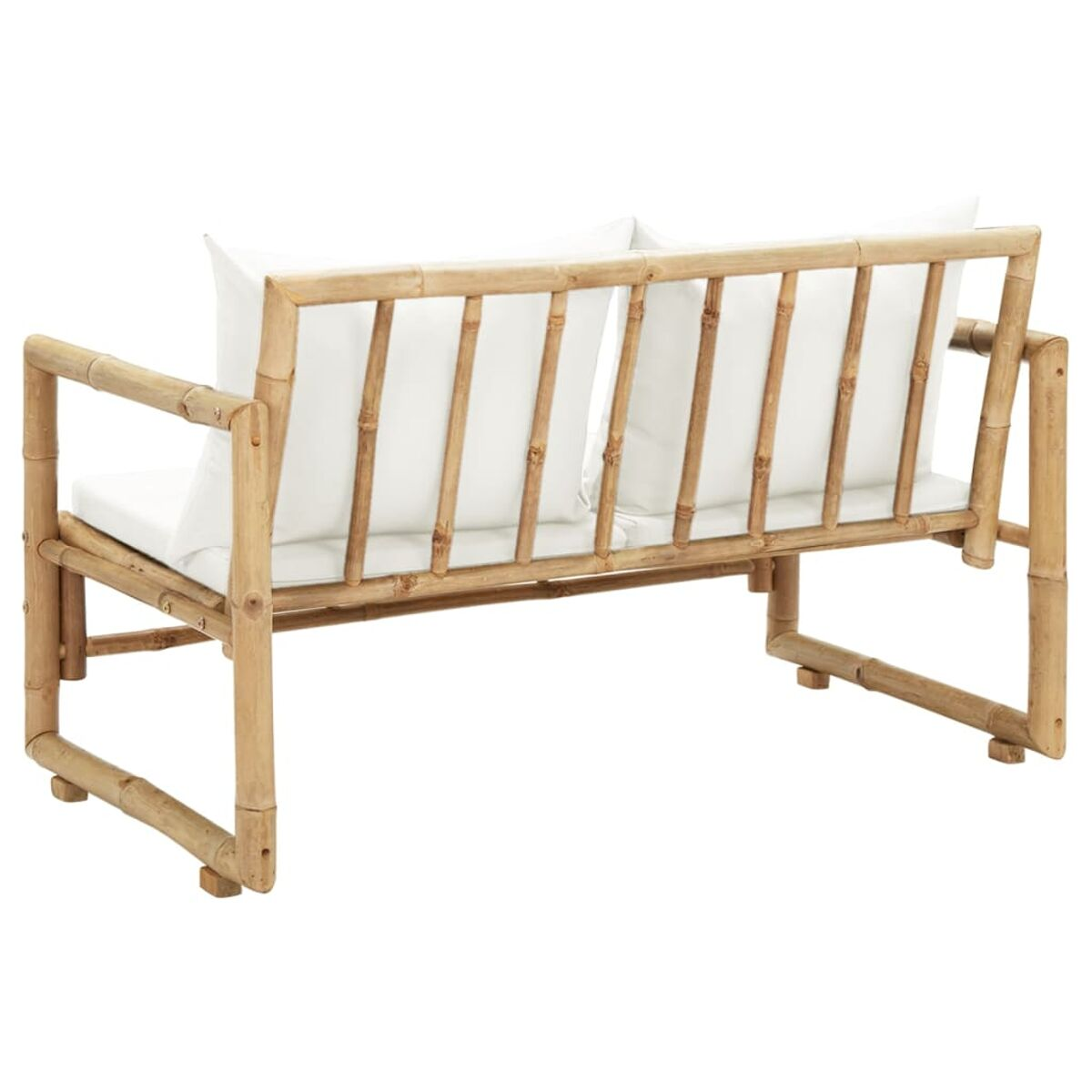 Bambus-Outdoor-Sofa mit weißen Kissen. Hellbrauner Rahmen.