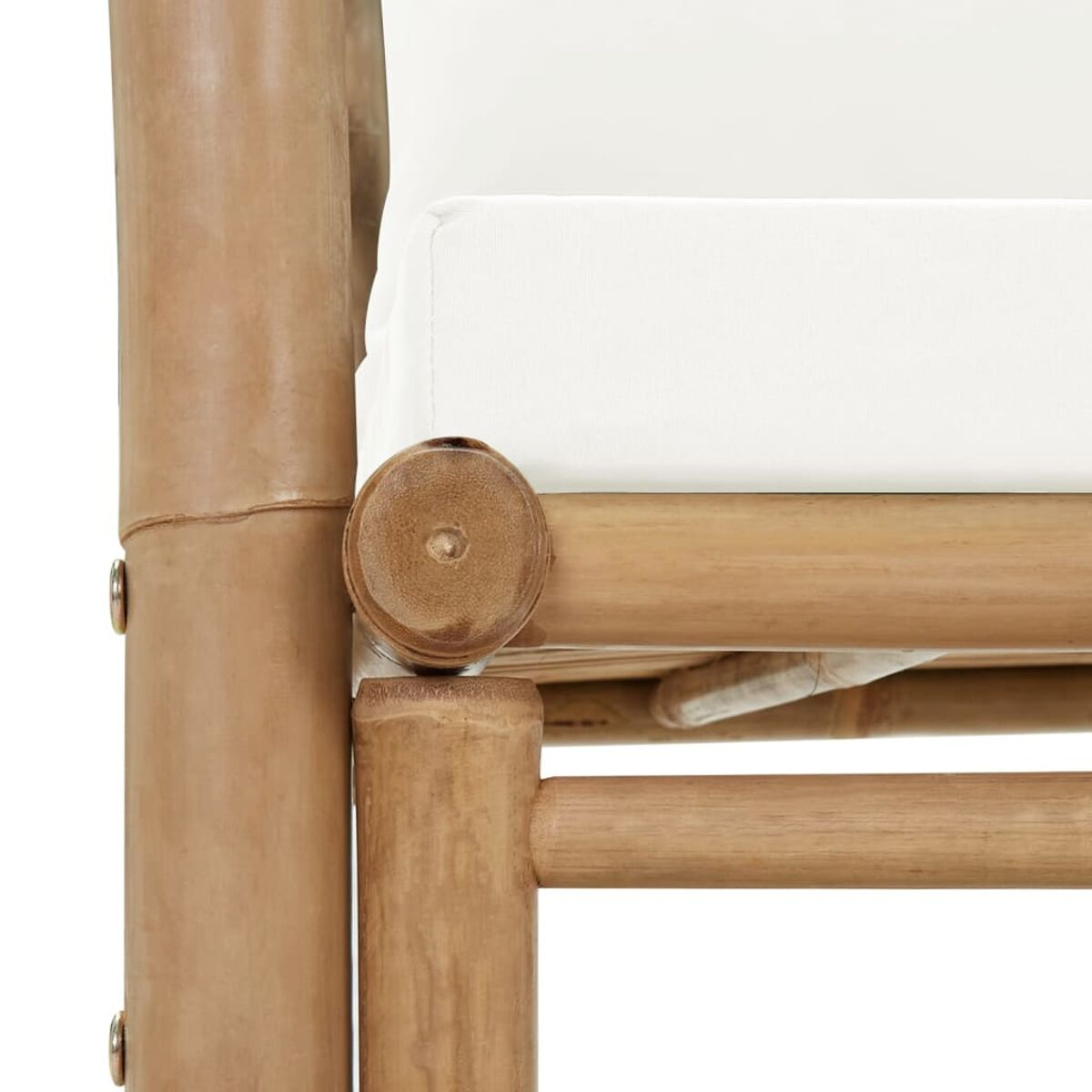 Nahaufnahme eines Bambusstuhldetails, das eine Holzverbindung und ein weißes Kissen zeigt.