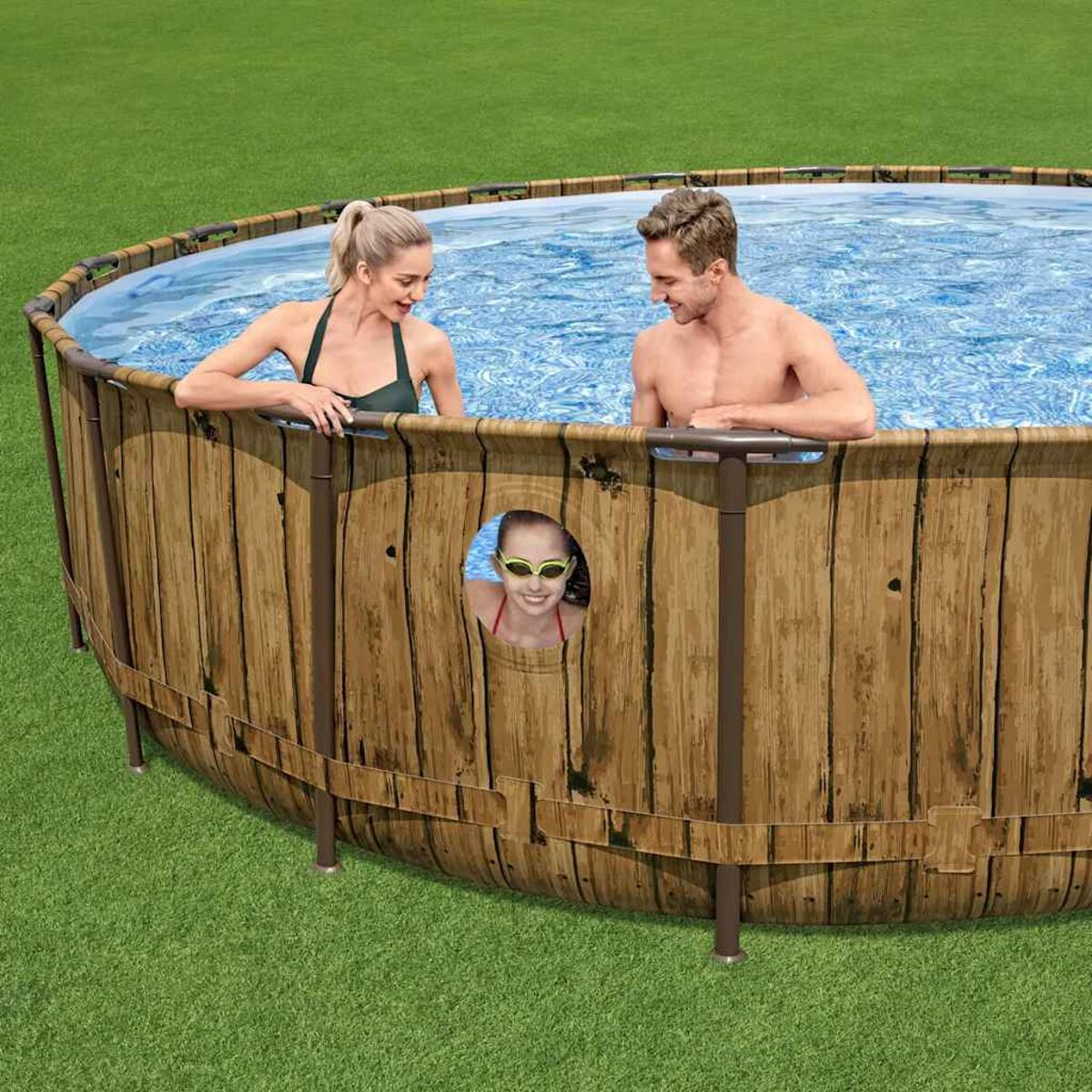 Mensen in een zwembad met een houten buitenkant. Een meisje kijkt door een gat in de muur.