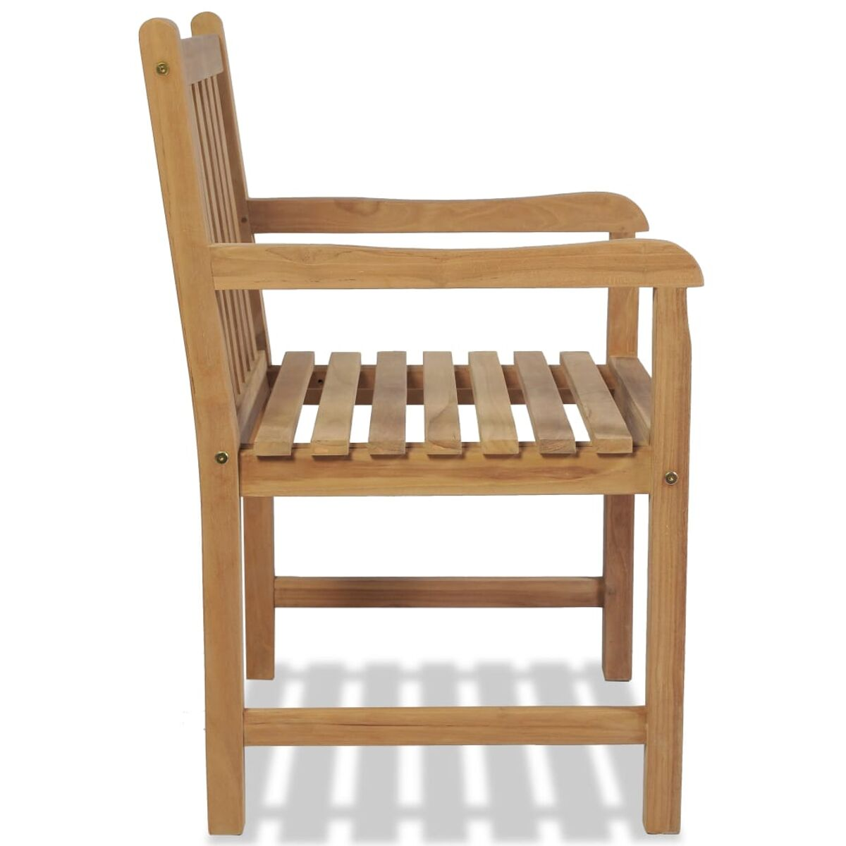 Ein Holzstuhl im Profil. Er hat Armlehnen und eine Sitzfläche und Rückenlehne aus Latten.