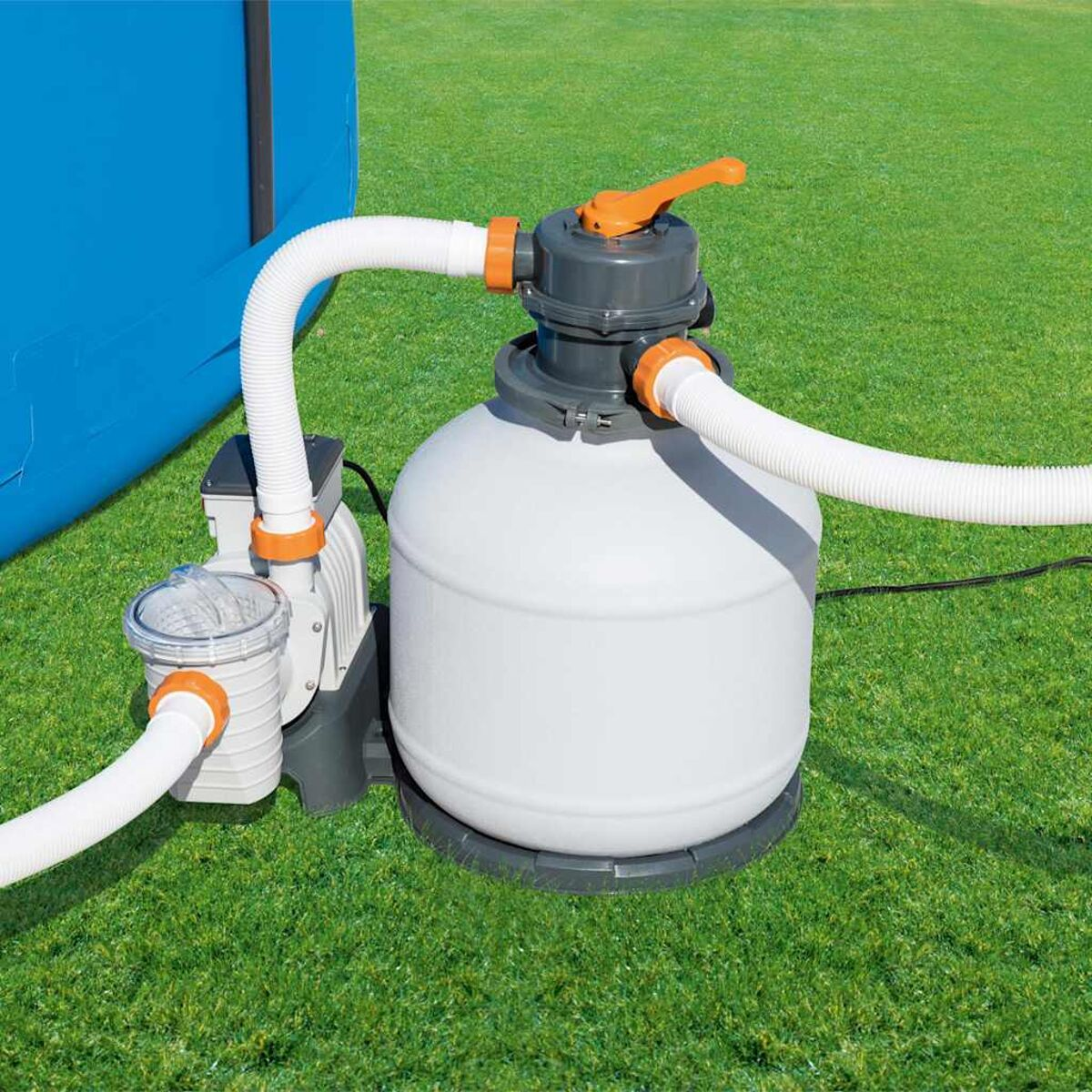 Weiß-graues Poolfiltersystem mit Schläuchen auf grünem Gras. Pumpe enthalten.