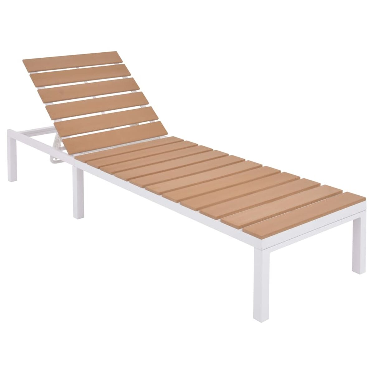 Strandliegestuhl aus Holz und Metall. Der Sitz besteht aus Holzlatten und das Gestell ist weiß.