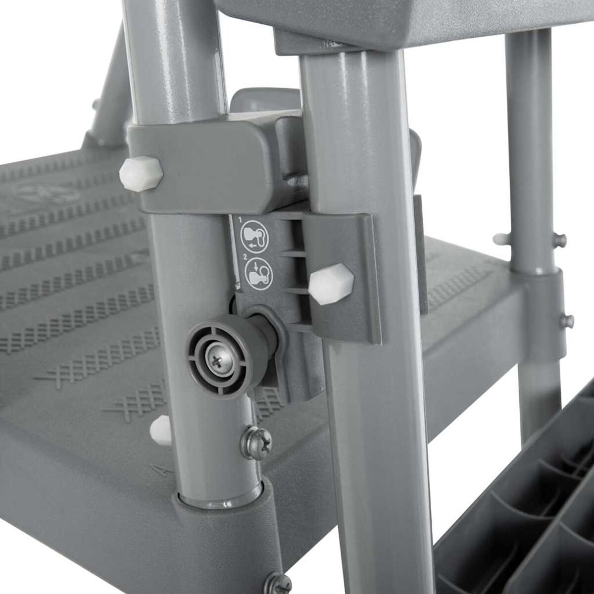 Nahaufnahme des grauen metallischen Schrittmechanismus mit einem Verriegelungsknopf und weißen Stiften.