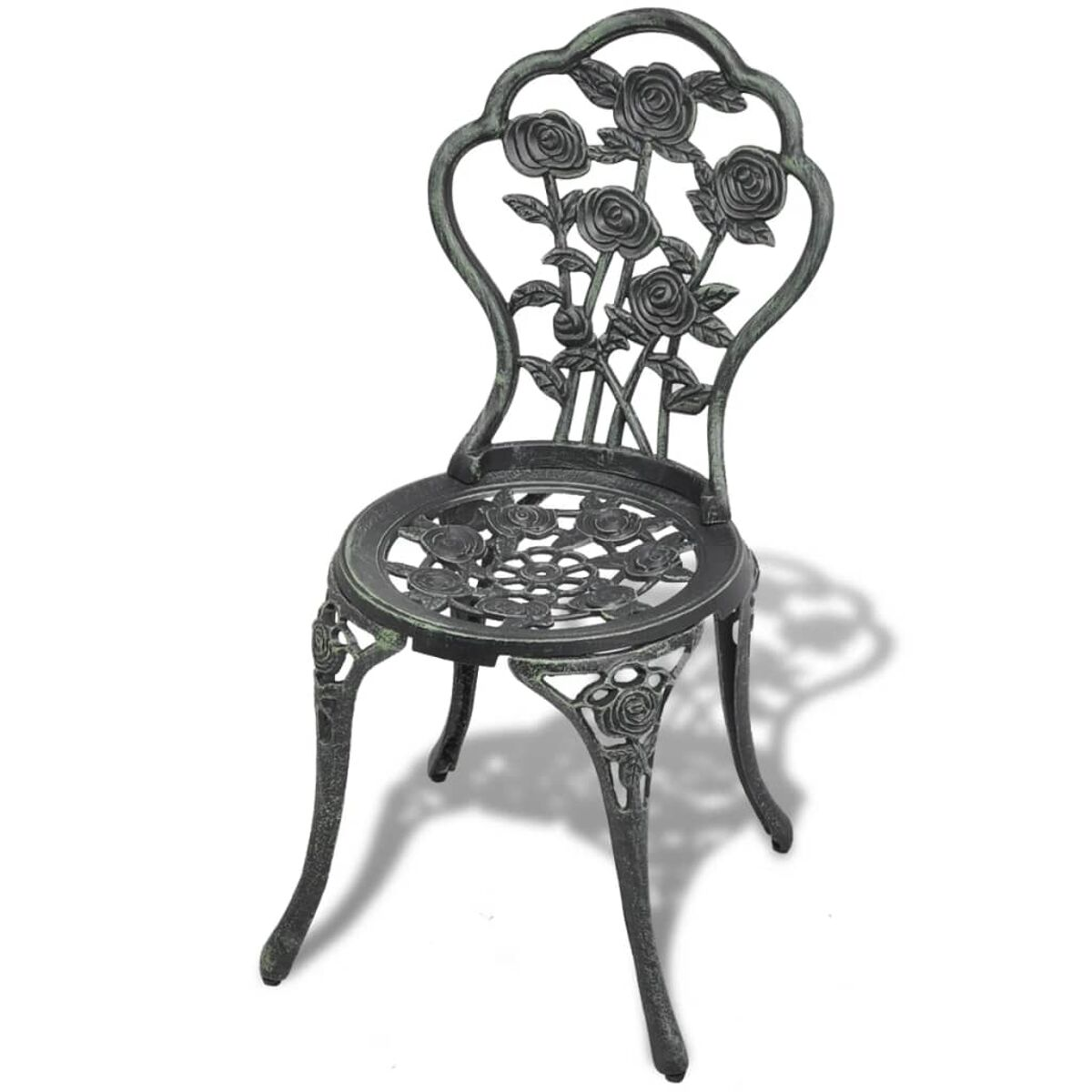 Grüner Metallstuhl mit Rosenmuster auf Rückenlehne und Sitz. Weißer Hintergrund.