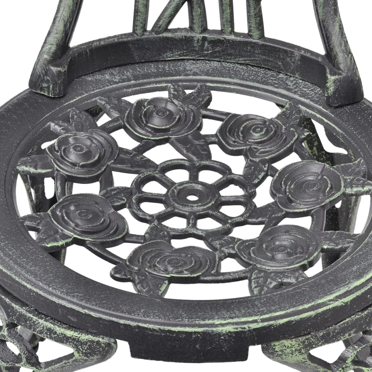 Ein Detail eines schwarzen Metallstuhls. Der Sitz hat ein Blumenmuster.