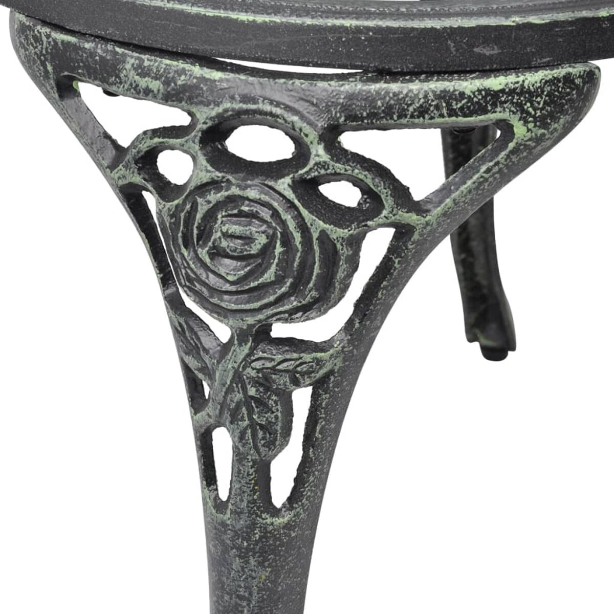 Nahaufnahme des dekorativen Beins eines kleinen Tisches, mit floralem Design. Das Bein ist verwittert.