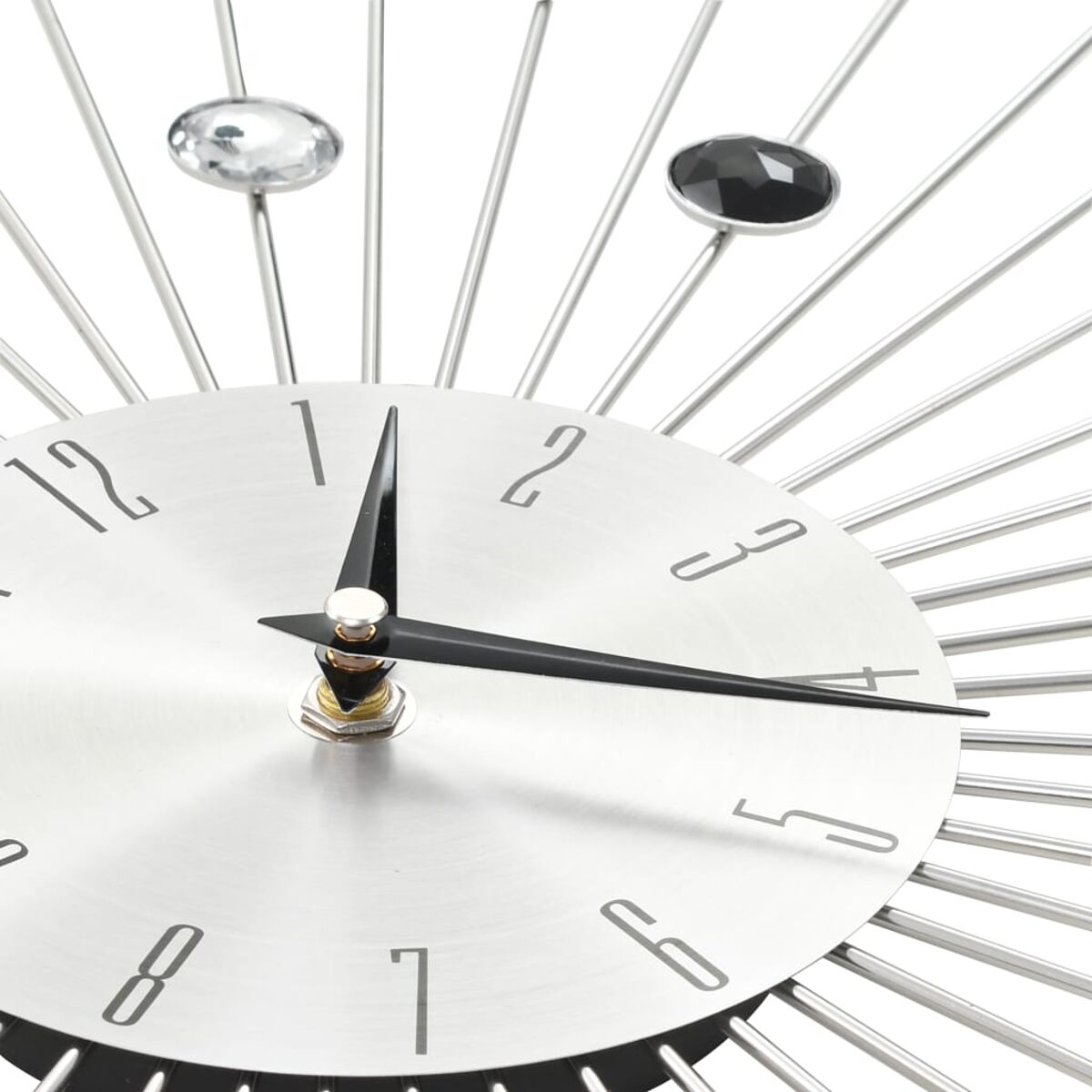 Silberne Uhr mit rundem Zifferblatt und radialen Linien. Zahlen sind am Rand.