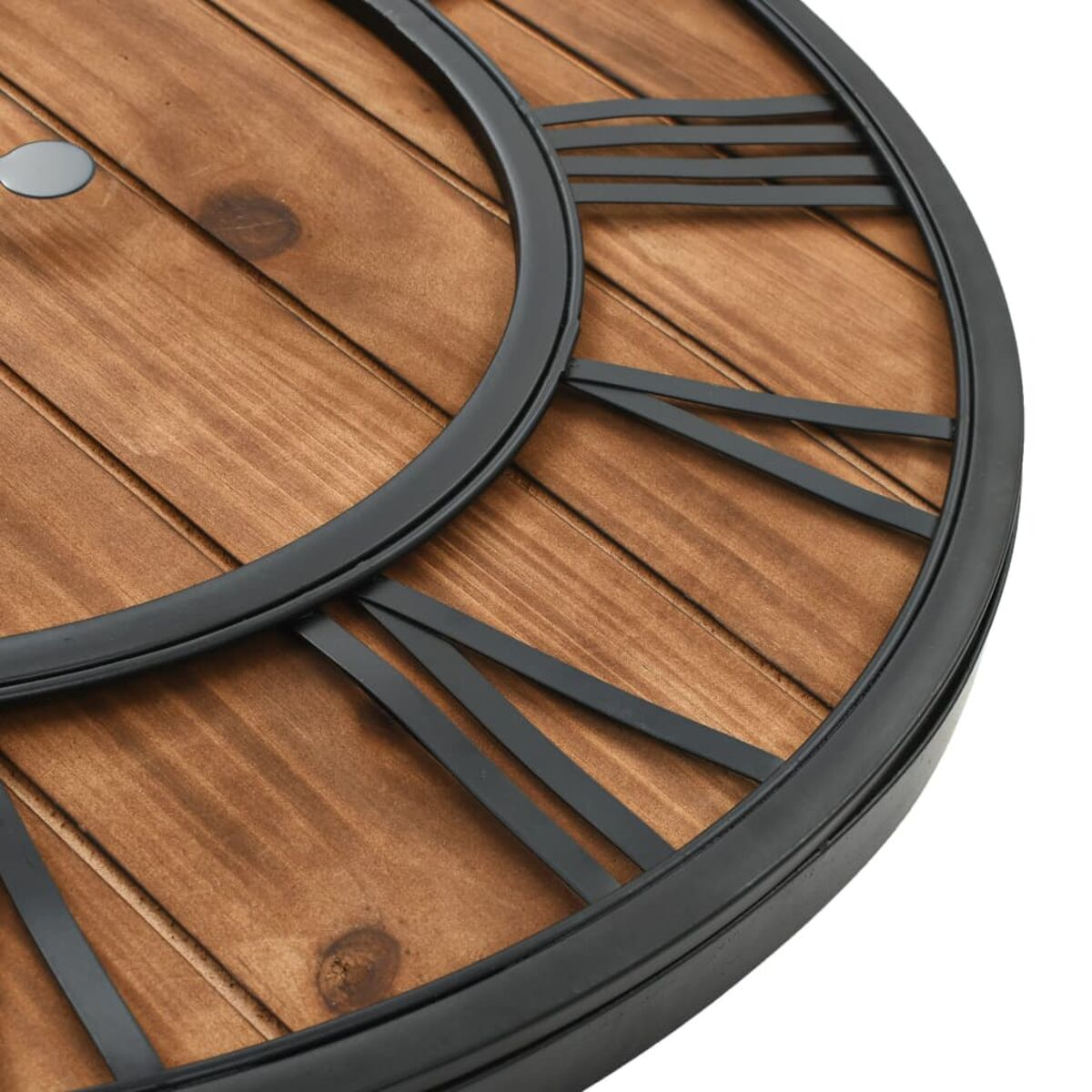 Nahaufnahme eines runden Holz-Zifferblatts. Schwarze Ziffern und ein schwarzer Außenring.