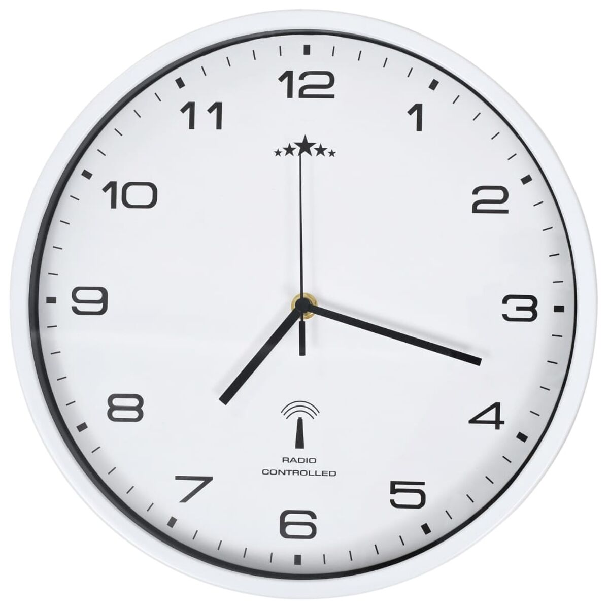 Eine weiße, runde funkgesteuerte Wanduhr mit schwarzen Zahlen und Zeigern, isoliert.