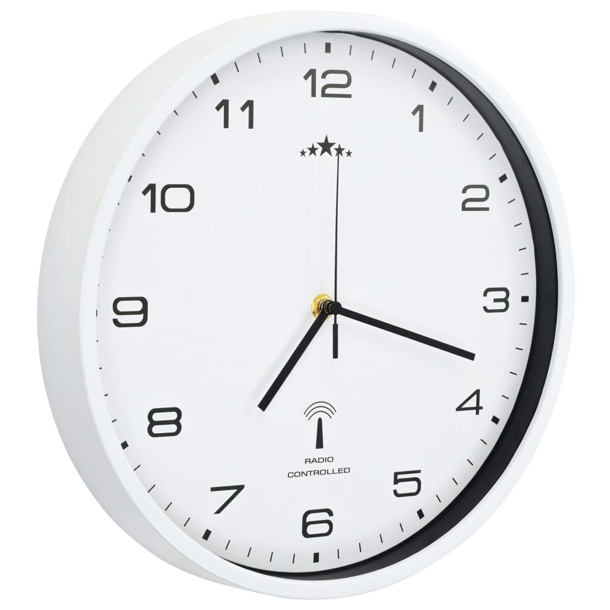 Eine weiße funkgesteuerte Uhr mit schwarzen Zahlen und Zeigern.