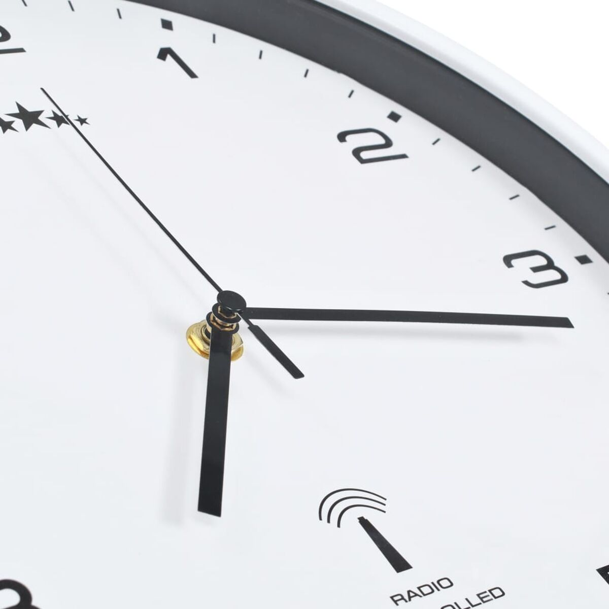 Weißes Zifferblatt mit schwarzen Zeigern, die auf 3:15 Uhr zeigen. Die Uhr hat Funksteuerungstext.