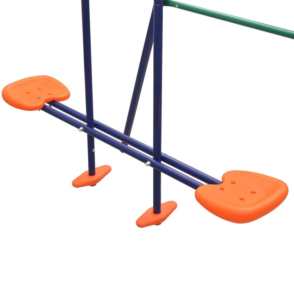 Wippe mit orangefarbenen Sitzen und blauem Rahmen. Weißer Hintergrund.