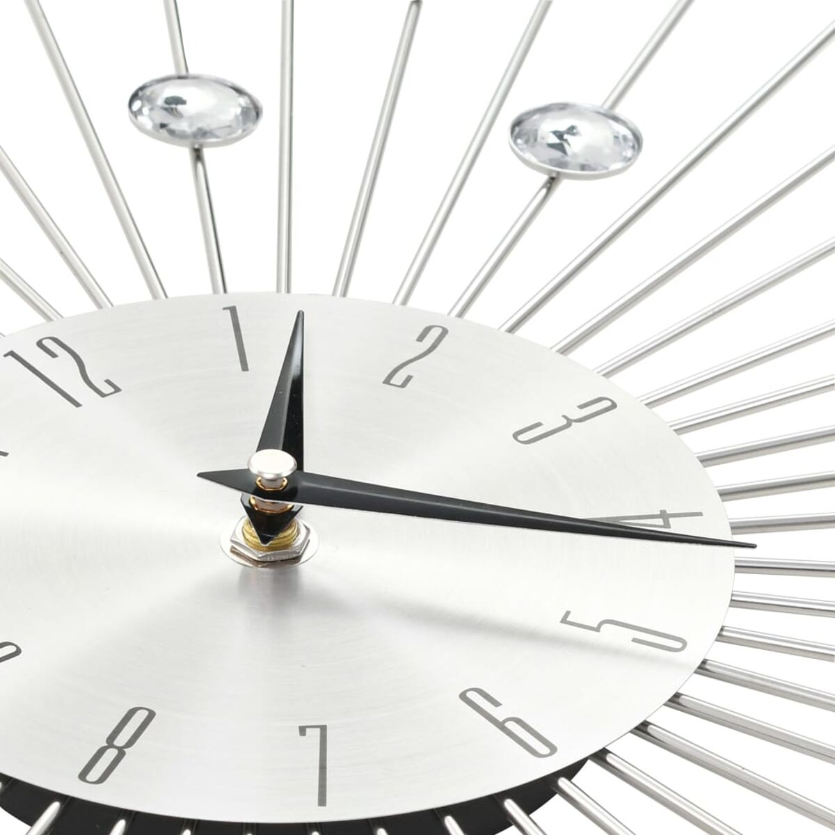 Eine silberne Uhr mit silbernem Zifferblatt. Die Uhr hat schwarze Zeiger und silberne Strahlen vom Zentrum aus.