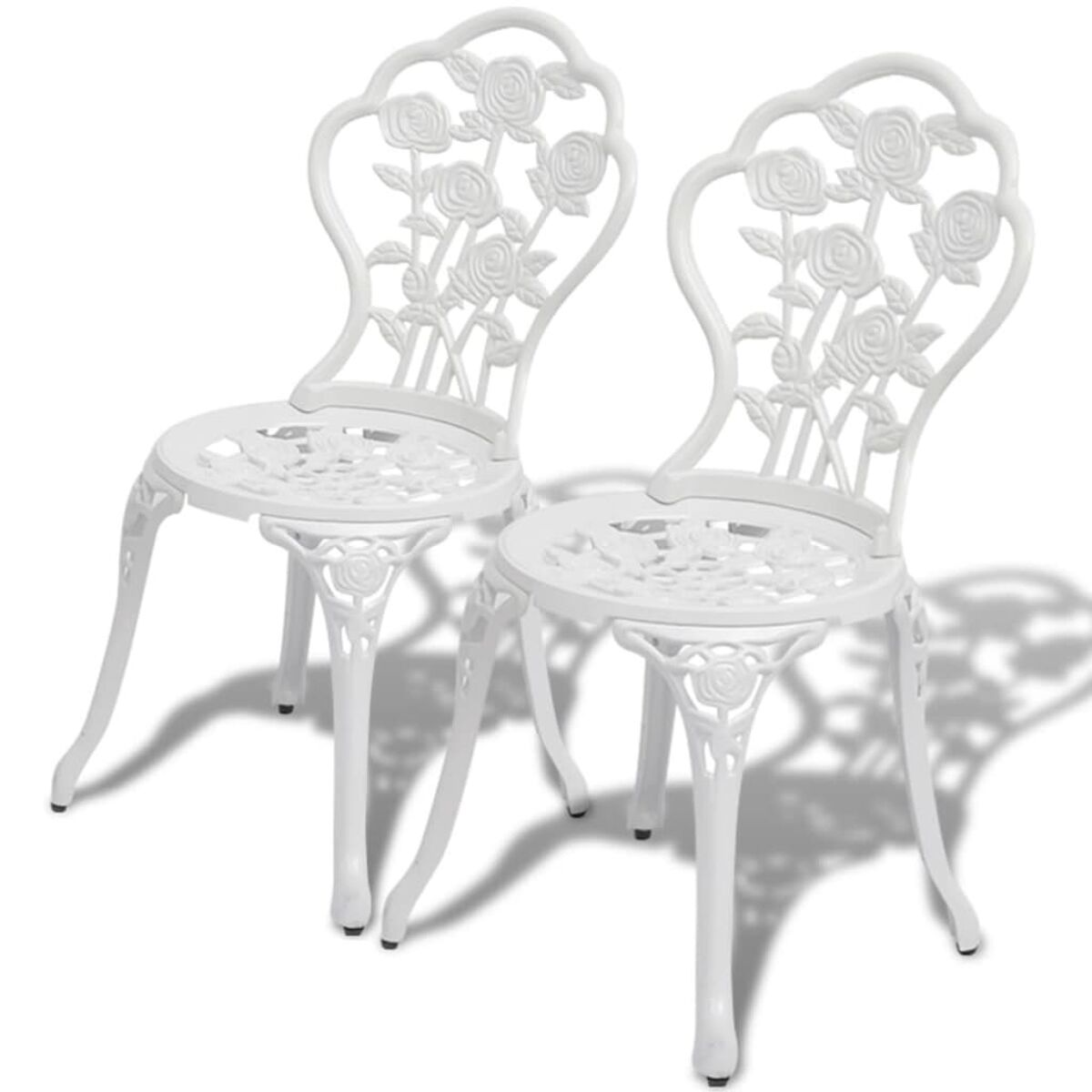 Zwei weiße Metallstühle mit Rosendesign. Weißer Hintergrund. Schatten.