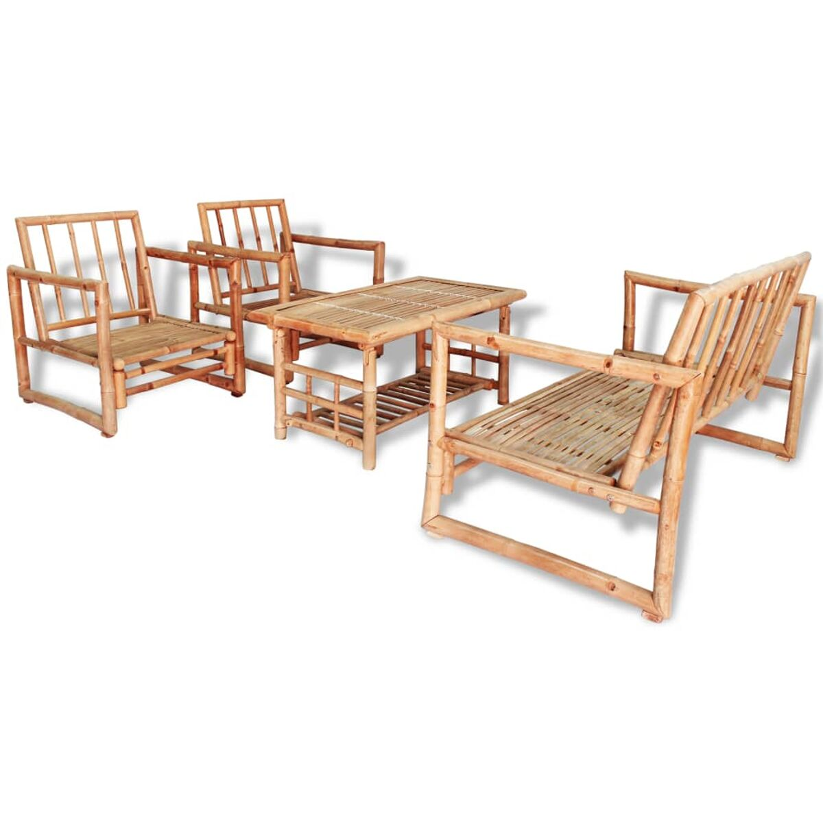 Bambus-Gartenmöbel-Set: zwei Stühle, ein Sofa und ein kleiner Tisch.
