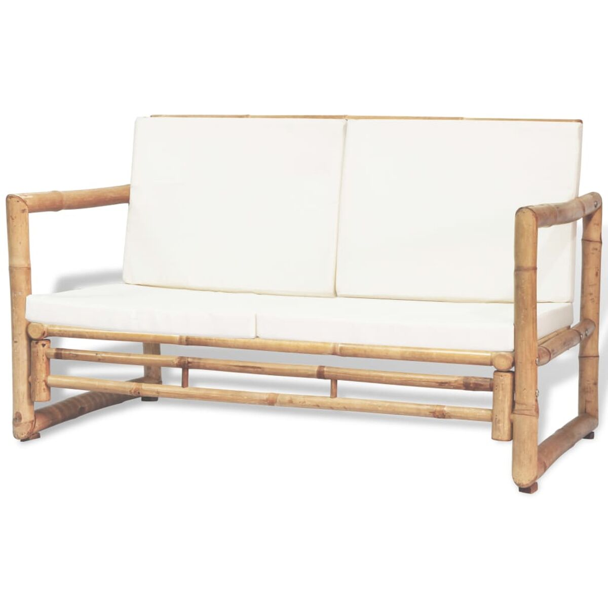 Bambus-Sofa mit weißen Kissen. Das Design ist einfach und natürlich.