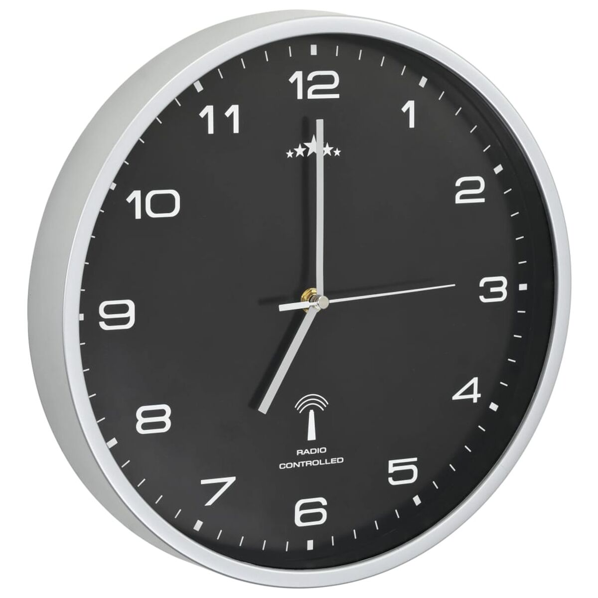 Eine schwarze Uhr mit weißen Zahlen und Zeigern. Silberner Rahmen. Die Uhrzeit ist 7:14. Funkgesteuert.