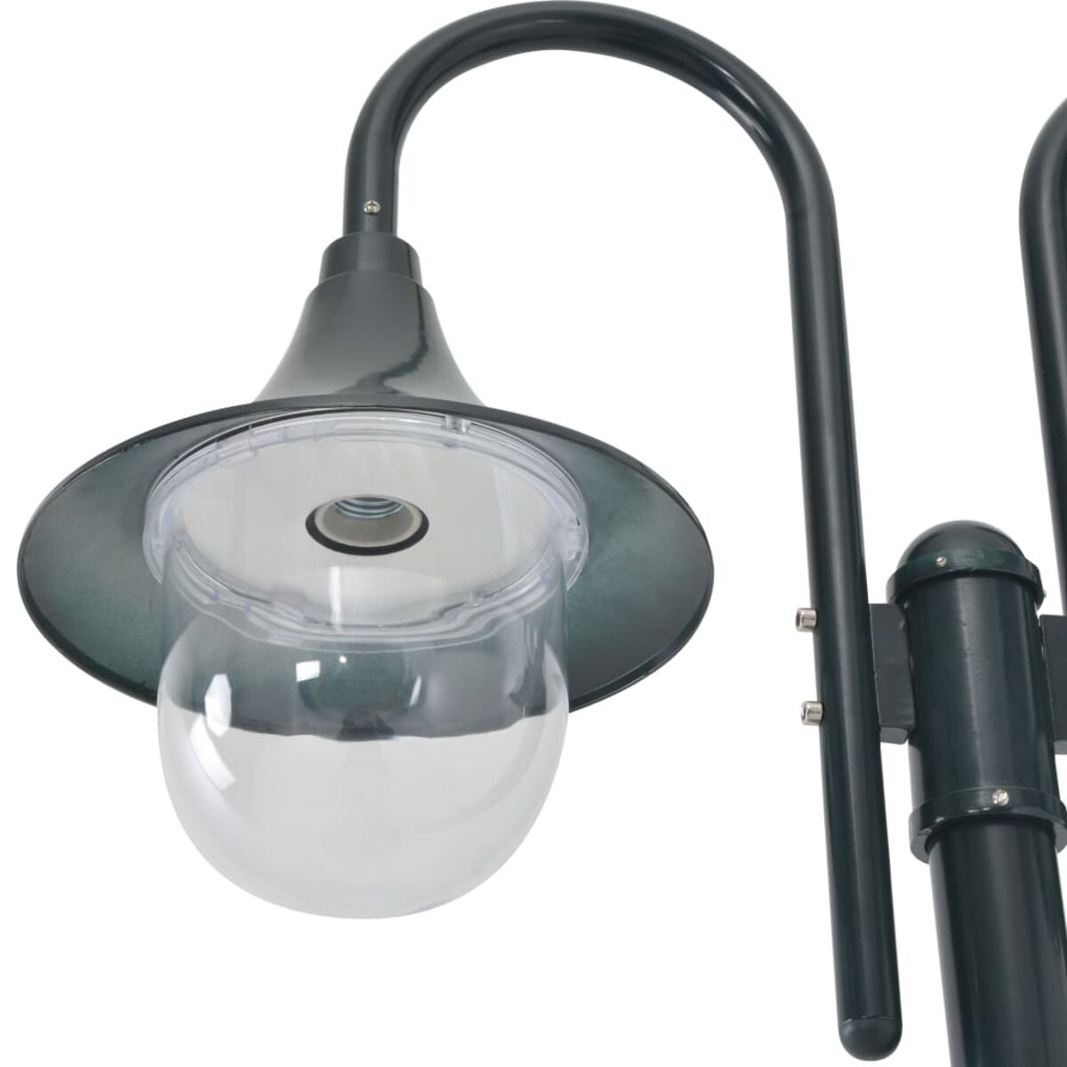 Nahaufnahme einer dunkelgrünen Außenlampe mit einer klaren, blasenartigen Umhüllung.