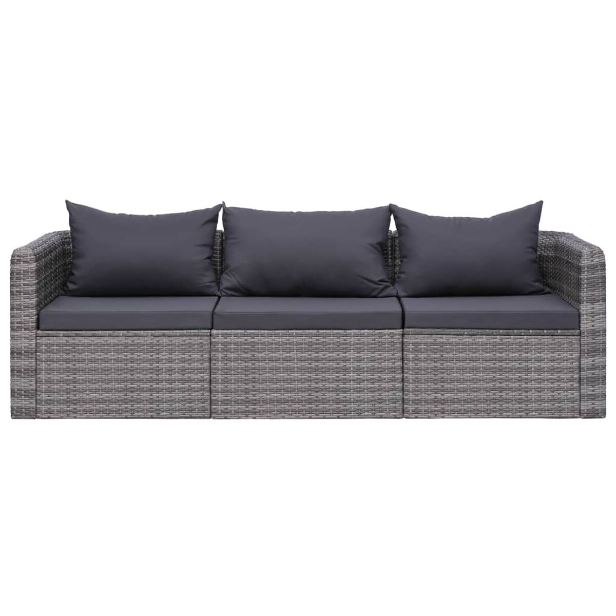 Graues Rattansofa mit drei dunkelgrauen Kissen auf weißem Hintergrund.